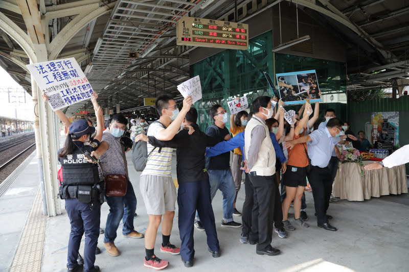 南鐵地下化爭議  抗爭學生衝台南車站爆推擠 (圖)