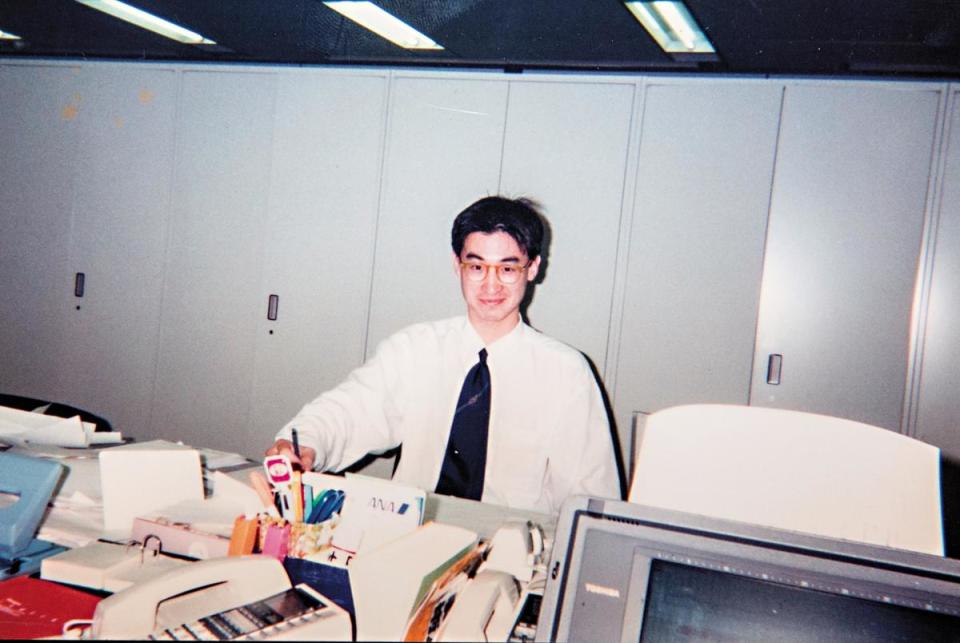 大學畢業後，東山彰良進入日本ANA東京本社營業部當地勤，但朝九晚五的體制讓他痛苦得要命，只做1年就辭職了。（東山彰良提供）