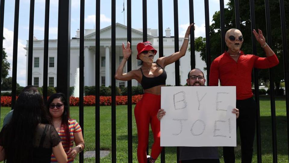 Algunos activistas de diferentes tendencias políticas se congregan frente a la Casa Blanca después de que Biden retirara su candidatura.