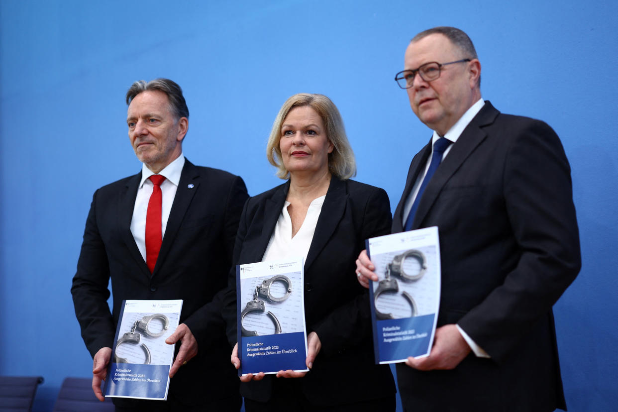 Vorstellung der Polizeilichen Kriminalstatistik am Dienstag in Berlin: BKA-Präsident Holger Münch, Bundesinnenministerin Nancy Faeser and Michael Stübgen, Landesinnenminister Brandenburgs (Bild: REUTERS/Lisi Niesner)