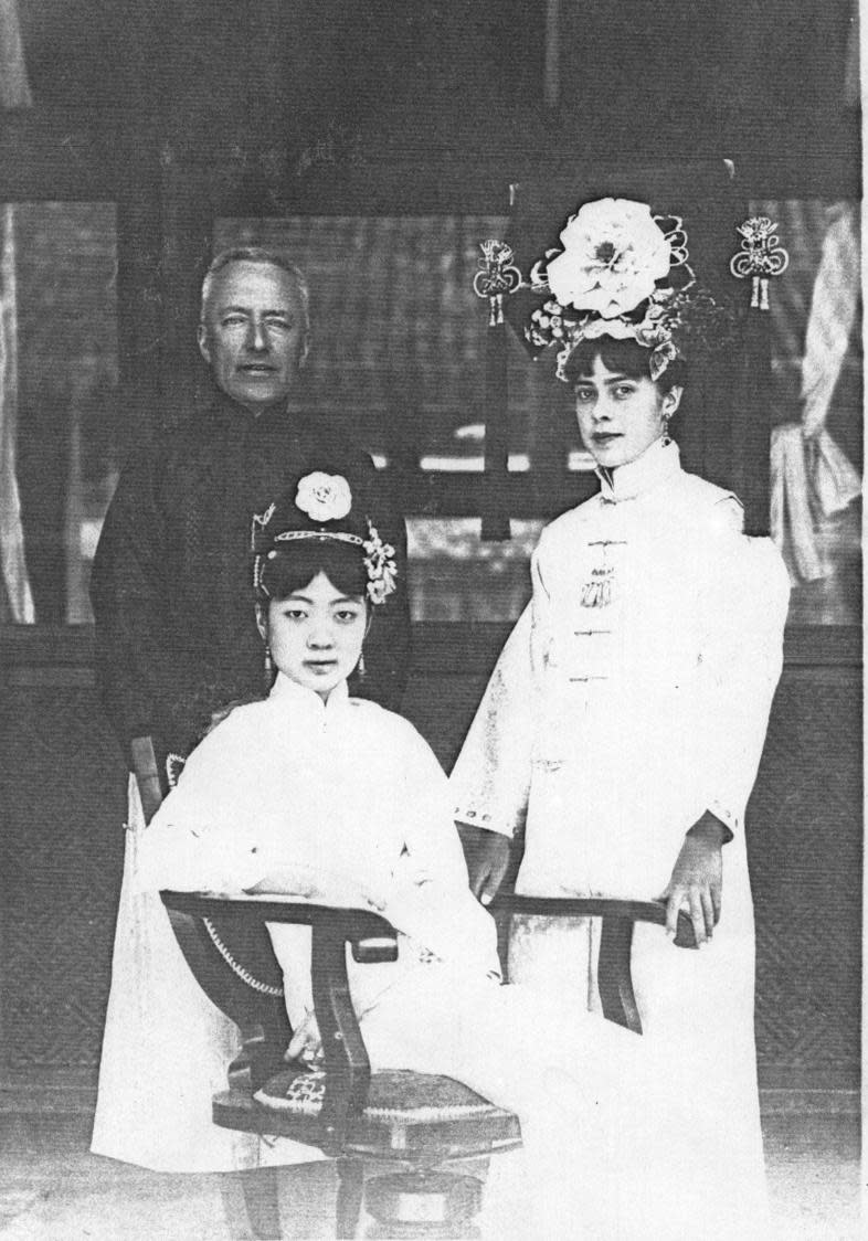 眼尖的網友發現，清朝末代皇后琬容（前）的美籍家庭教師伊莎貝（右）和howhow很像。（翻攝自維基百科）