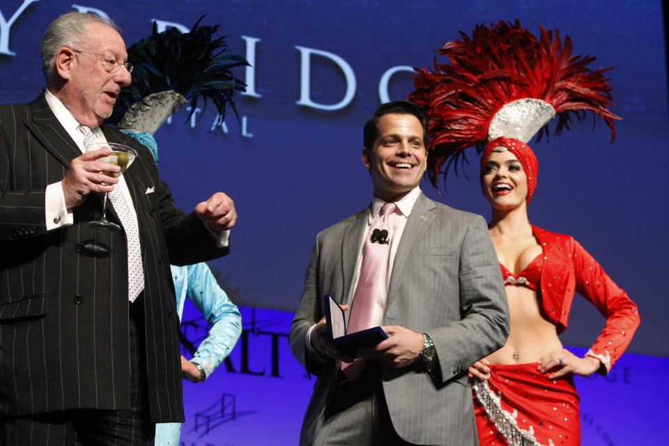 Anthony Scaramucci (C), managing partner of Skybridge Capital, receives the key to the city from former Las Vegas Mayor Oscar Goodman (L) during the Skybridge Alternatives (SALT) Conference in Las Vegas, Nevada May 9, 2012. SALT brings together public policy officials, capital allocators, and hedge fund managers to discuss financial markets. REUTERS/Steve Marcus (UNITED STATES - Tags: BUSINESS POLITICS)