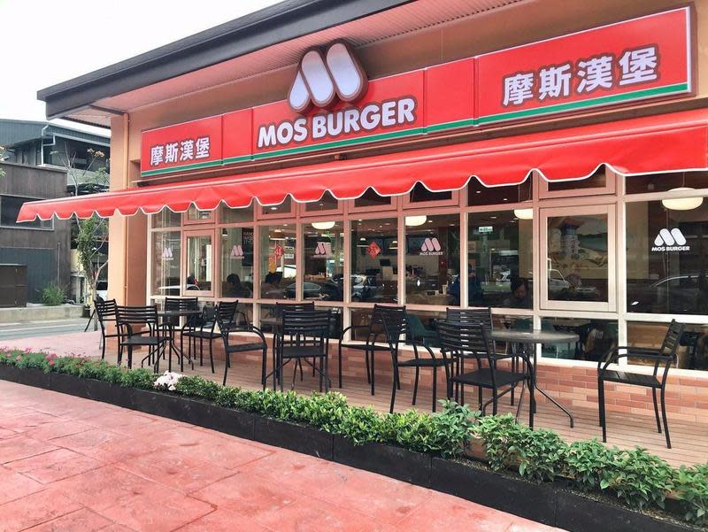 網友分享摩斯漢堡隱藏版服務，指出摩斯漢堡可以免費加菜加醬。（翻攝自摩斯臉書）