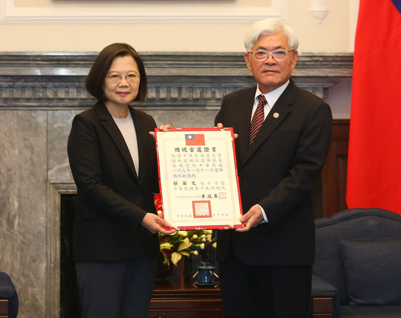 中選會致送蔡總統當選證書 (圖)