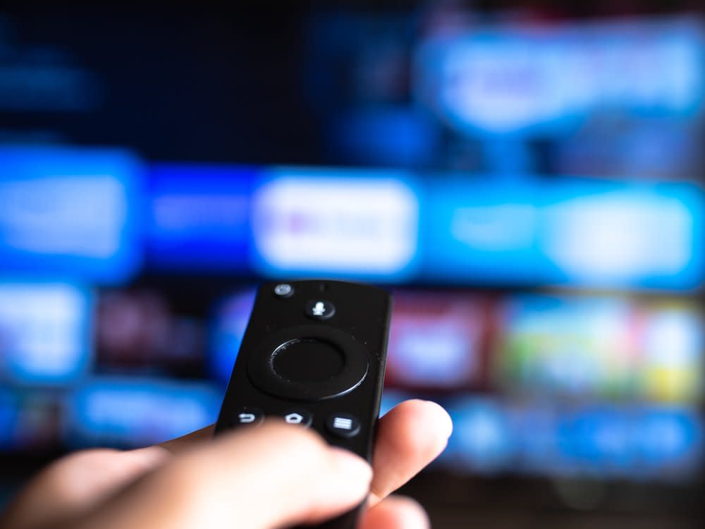 Wer einen älteren Fernseher besitzt, muss ihn für smarte Funktionen nicht gleich ersetzen. (Bild: Anna Quelhas/Shutterstock.com)