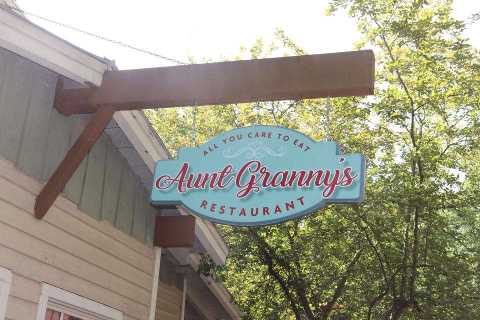 A sign for Aunt Granny's restaurant at Dollywood.