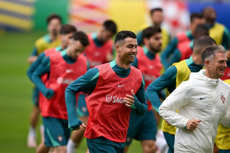 El delantero Cristiano Ronaldo (c) corre durante un entrenamiento de la selección de fútbol de Portugal, en Harsewinkel, Alemania, el 15 de junio de 2024 (Patricia de Melo Moreira)