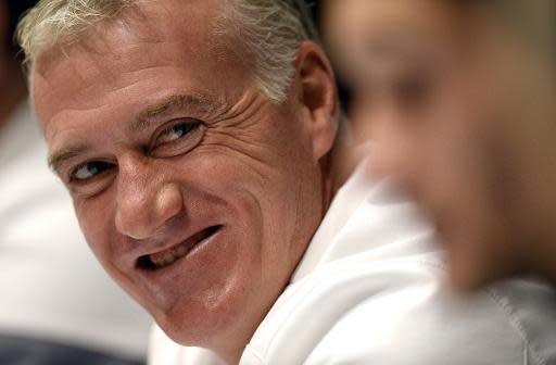 El seleccionador de fútbol de Francia, Didier Deschamps, sonríe durante una conferencia de prensa, previa al partido de la repesca mundialista ante Ucrania, el 14 de noviembre de 2013 en Kiev (AFP | Franck Fife)