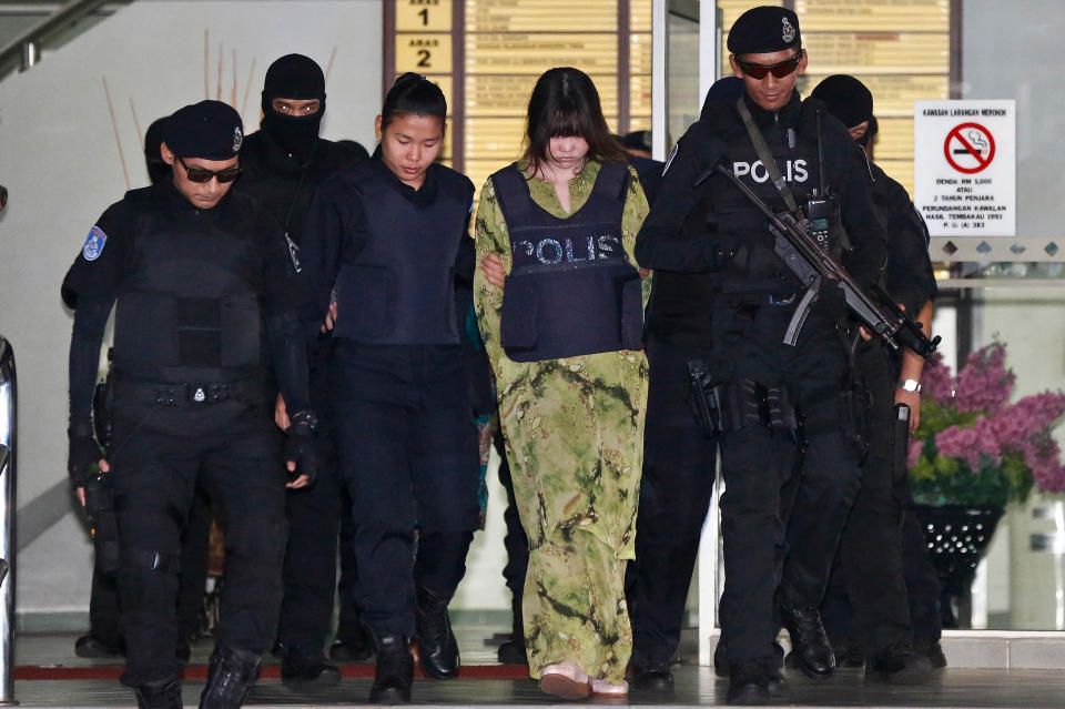 <p>Die Vietnamesin Doan Thi Huong (m.) wird von der Polizei aus dem Gerichtsgebäude in Shah Alam, Malaysia, geführt. Sie und ihre angebliche Komplizin Siti Aisyah aus Indonesien werden des Mordes an Kim Jong Nam, dem Halbbruder des nordkoreanischen Führers Kim Jong-un angeklagt. Nach einer siebenwöchigen Pause wurde der Prozess jetzt wieder aufgenommen. Zeugen nahmen zur Echtheit der Überwachungsvideos Stellung, die den Anschlag zeigen sollen. (Bild: AP Photo) </p>