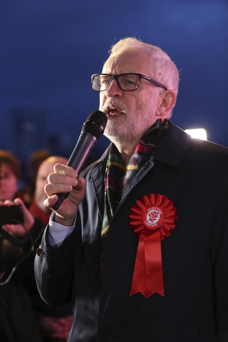 El líder del opositor Partido Laborista, Jeremy Corbyn, habla con sus seguidores en el último día de campaña antes de las elecciones generales en Glasgow, Escocia, el miércoles 11 de diciembre de 2019. (Andrew Milligan/PA via AP)