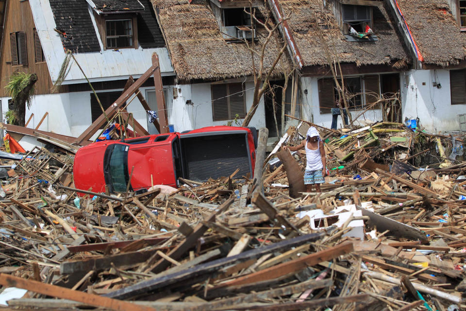 2013年11月，超強颱風海燕席捲菲律賓，6,300人死亡、數百萬人流離失所，更造成嚴重傷亡。