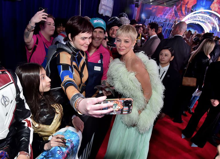 Evangeline Lilly posa con los fanáticos el pasado lunes en la premiere del film realizada en Westwood, California 