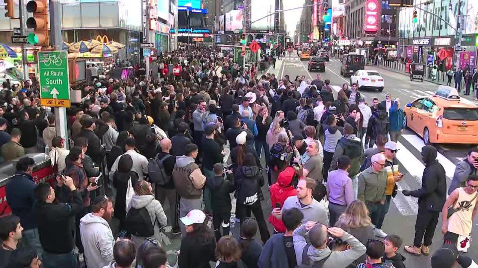 <div>Hundreds of people gathered in Times Square in Manhattan to witness the total solar eclipse.</div>