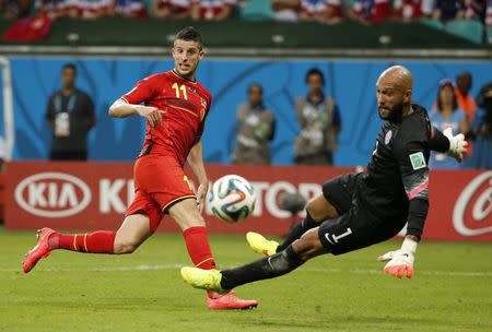 Goalkeeper Tim Howard of the U.S. eyes the ball after a save from Belgium's Kevin Mirallas during their 2014 World Cup round of 16 game at the Fonte Nova arena in Salvador July 1, 2014. REUTERS/Sergio Moraes