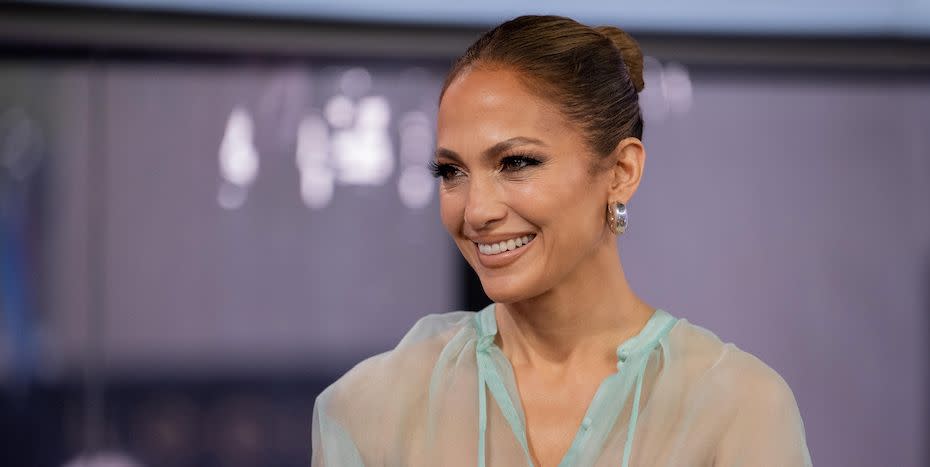 jennifer lopez praised for going makeup free in instagram video