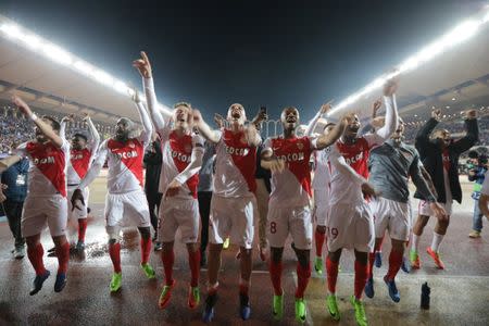 Foto del miércoles de los futbolistas del Mónaco celebrando la clasificación a cuartos de final de la Liga de Campeones. 15/3/17 El Mónaco de Francia le ganó el miércoles 3-1 como local al Manchester City para dar vuelta una desventaja de dos goles en la serie y clasificar a los cuartos de final de la Liga de Campeones, instancia a la que también accedió el Atlético de Madrid. Reuters / Eric Gaillard