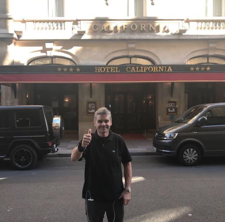 El coleccionista Claudio Crusizio, que posee la raqueta que utilizó Gaudio en la final de Roland Garros, visitando el hotel en el que se alojó el Gato en 2004