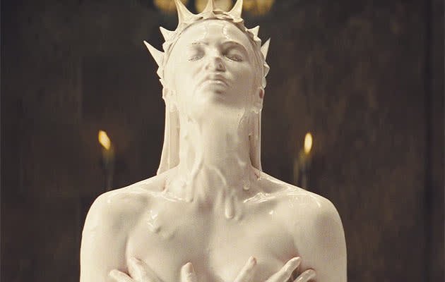 <a href="http://uk.movies.yahoo.com/blogs/editors-20111013/snow-white-huntsman-teaser-trailer-lands-online-145517751.html" data-ylk="slk:'Snow White and the Huntsman' trailer lands online;elm:context_link;itc:0;sec:content-canvas;outcm:mb_qualified_link;_E:mb_qualified_link;ct:story;" class="link  yahoo-link">'Snow White and the Huntsman' trailer lands online</a>