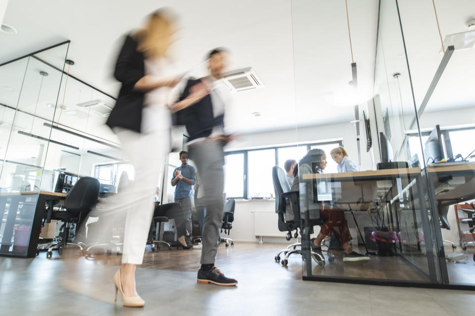 Auch im Büro sollte man Sitzen regelmäßig unterbrechen - am besten alle halbe Stunde (Symbolbild: Getty Images)