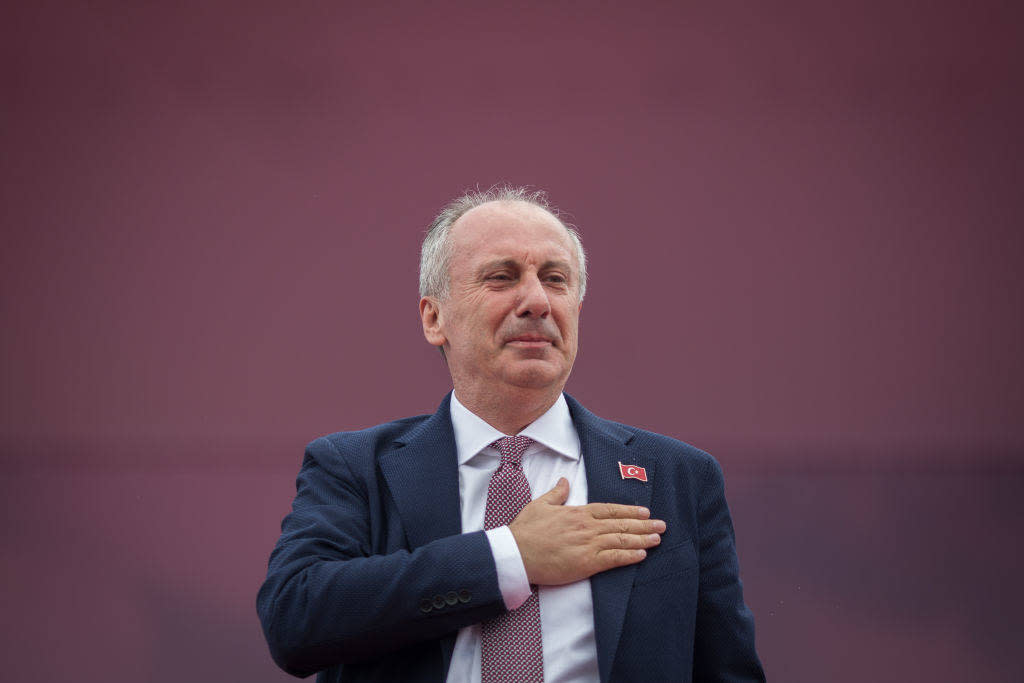 Muharrem Ince, ici en photo à Istanbul en juin 2018, a annoncé le retrait de sa candidature à l’élection présidentielle turque ce samedi 11 mai 2023. 