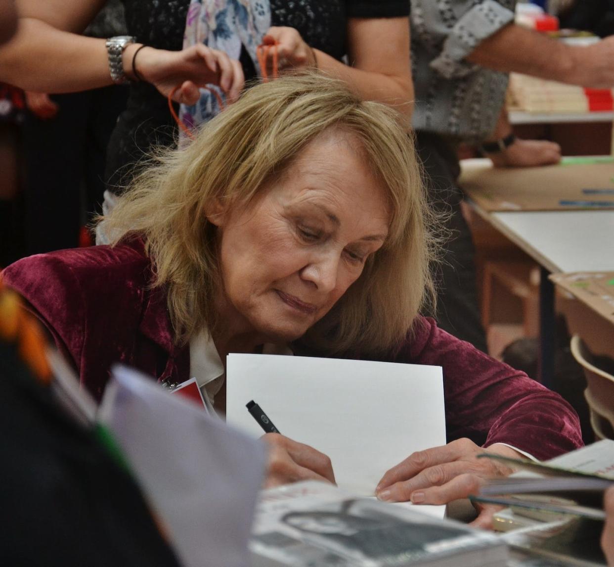 Annie Ernaux en el 30º Salón del Libro de Brive-la-Gaillarde. <a href="https://commons.wikimedia.org/wiki/File:Annie_Ernaux.jpg" rel="nofollow noopener" target="_blank" data-ylk="slk:Lucas_Destrem/Wikimedia Commons;elm:context_link;itc:0;sec:content-canvas" class="link ">Lucas_Destrem/Wikimedia Commons</a>, <a href="http://creativecommons.org/licenses/by-sa/4.0/" rel="nofollow noopener" target="_blank" data-ylk="slk:CC BY-SA;elm:context_link;itc:0;sec:content-canvas" class="link ">CC BY-SA</a>