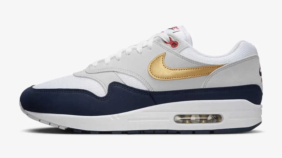 Nike Air Max 1 “Olympic”綴以美國國旗色彩元素，搭配霧感金Swoosh，氣質不凡。（圖片來源：Nike）