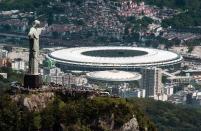 La estatua Cristo Redentor de Río de Janeiro con el estadio Maracaná de fondo, el 3 de diciembre de 2013 (AFP/Archivos | Yasuyoshi Chiba)