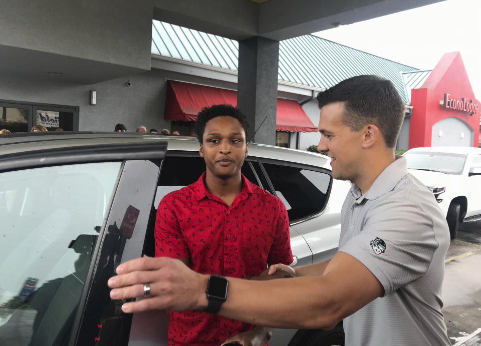 Walter Carr recibe el auto de manos del CEO de Bellhops. (Carol Robinson/The Birmingham News via AP)