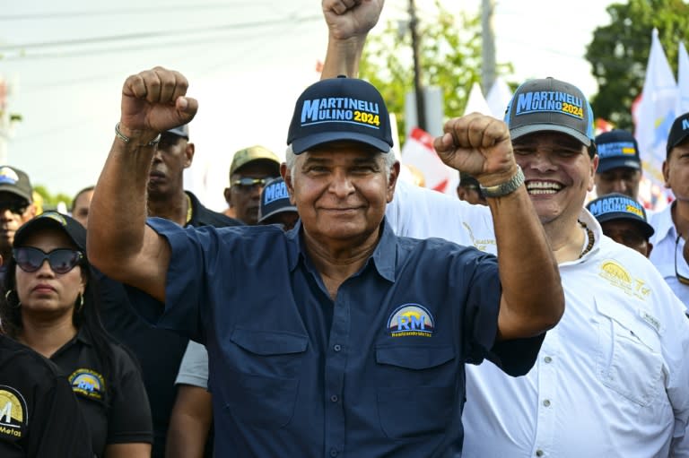 José Raúl Mulino alza los puños ante sus seguidores durante un mitin de campaña el 16 de abril de 2024 en Ciudad de Panamá (Martín Bernetti)