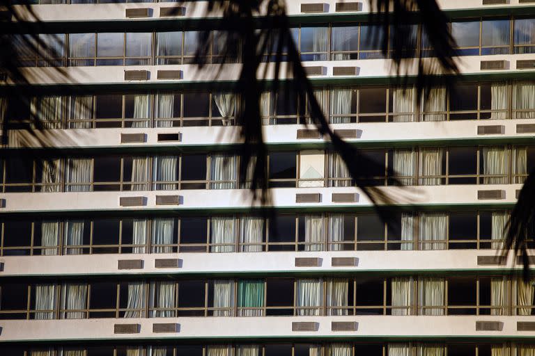 El histórico Deauville Beach Resort en Miami Beach el13 de enero de 2022. El hotel, que fue sede de The Beatles, Frank Sinatra y John F. Kennedy, está cerrado y es probable que sea demolido, para sorpresa de los conservacionistas