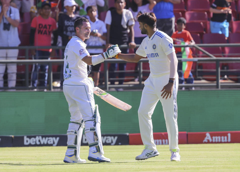 Indian players bid farewell to Dean Elgar after his final innings in test cricket came to an end during the second test match between South Africa and India in Cape Town, South Africa, Wednesday, Jan. 3, 2024. (AP Photo/Halden Krog)