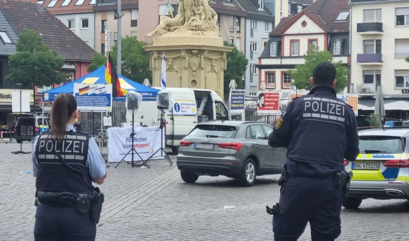 Police officers are deployed during an incident on Mannheim's market square. A knife-wielding attacker who injured several people on a market square in the south-western German city of Mannheim has been shot by police. Rene Priebe/dpa