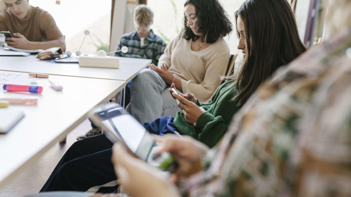 In Nederland worden mobiele telefoons en connected horloges verboden in de klaslokalen