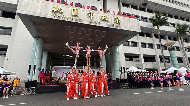 新興高中樂儀隊、競技啦啦隊及爵士啦啦舞帶來動感的表演。(蔡依珍攝)