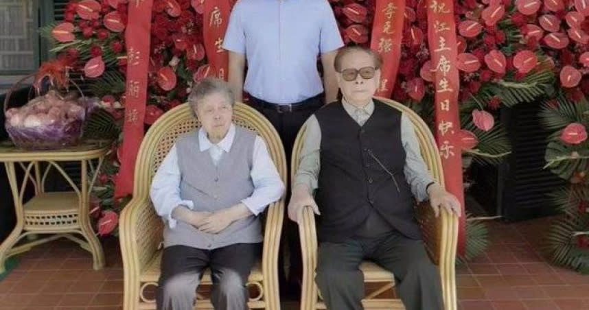 大陸社交媒體先前流傳中共前總書記江澤民在今年8月生日時所拍攝的照片，顯示江澤民雖已96歲高齡，精神氣色還相當不錯。（圖／微博）