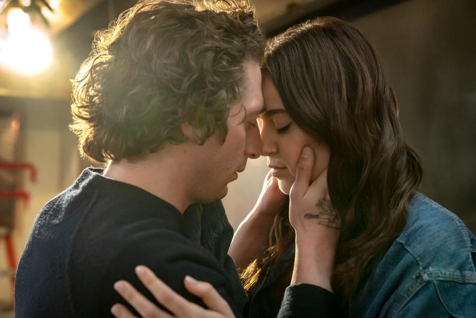 jeremy allen white and molly gordon in the bear