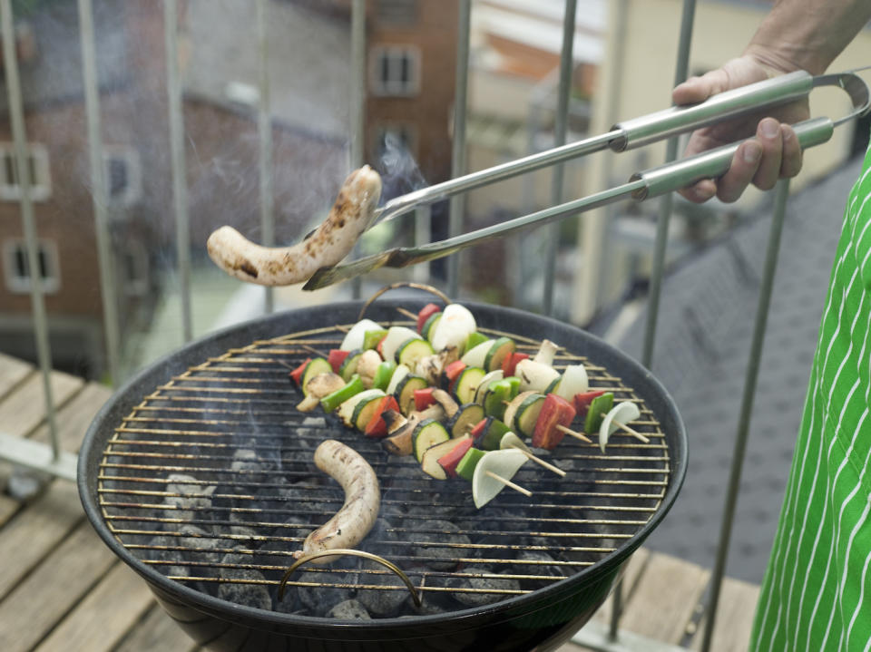 Beim Balkongrillen muss Rücksicht auf die Nachbarn genommen werden. (Symbolbild: Getty Images)