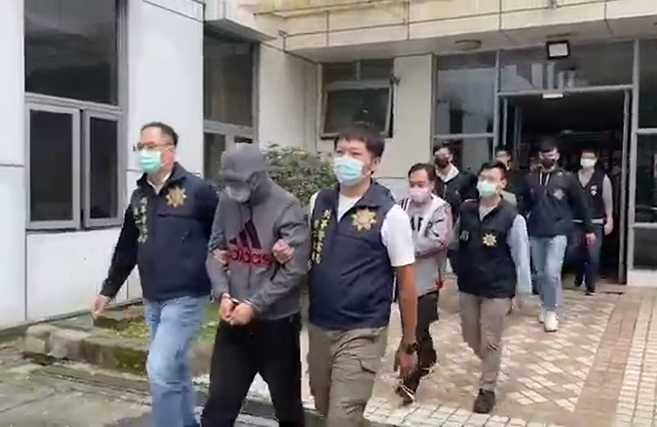 刑事局破獲以宋嫌為首的製造假車禍詐領保險金集團，逮捕八嫌移送法辦。（記者周閩生攝）