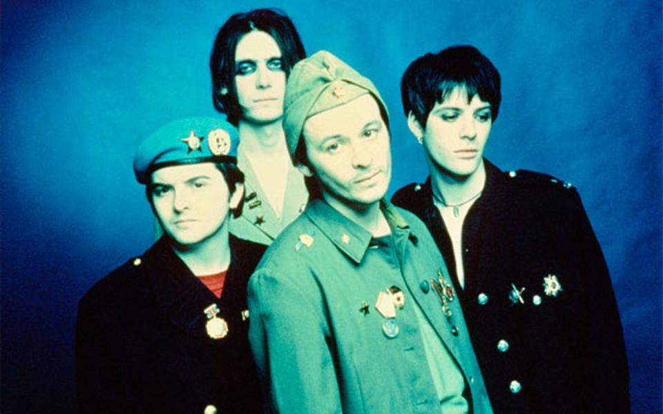 Bis heute ist nicht klar, was mit ihm passierte, sein Schicksal ist ungeklärt: Im Februar 1995 verschwand Richey Edwards (rechts), der Gitarrist der Manic Street Preachers, der die Band zuvor maßgeblich geprägt hatte. Die übrigen Mitglieder dachten über das Band-Aus nach, machten aber mit dem Segen von Edwards' Familie weiter. Und das sehr erfolgreich ... (Bild: Sony Music)