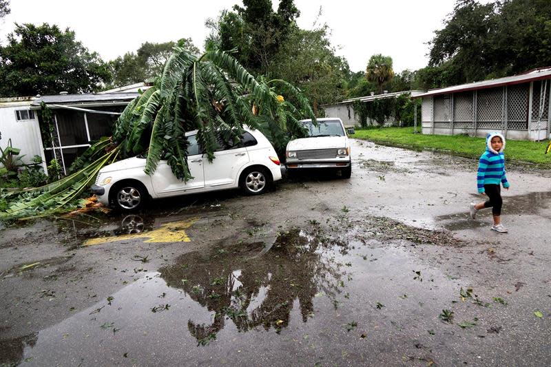 Vista de los daños materiales provocados este viernes por el huracán Matthew en una urbanización de casas prefabricadas del condado de Seminole en Fort Piece, Florida. (EFE/Cristobal Herrera)