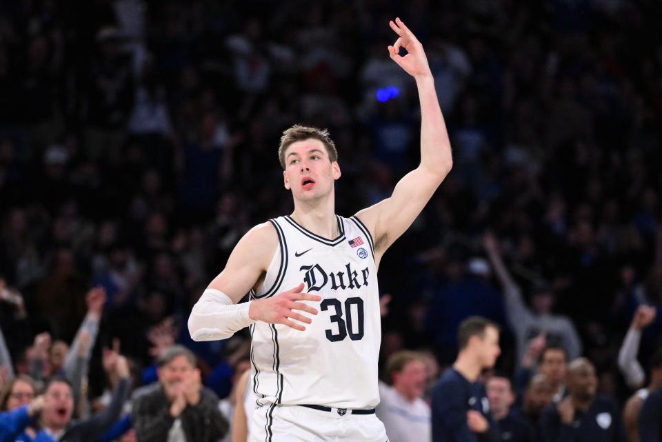 Will the Duke Blue Devils beat the Houston Cougars in the NCAA Tournament? March Madness picks, predictions and odds weigh in on the Sweet 16 game.