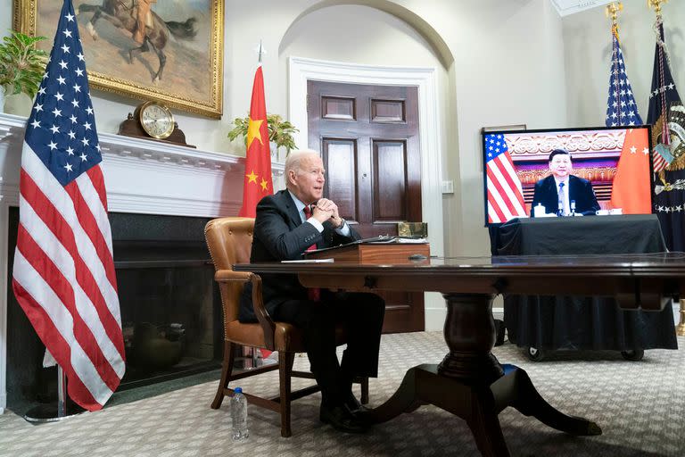 Un encuentro a distancia mantenido entre Joe Biden y Xi Jinping en noviembre de 2021. (Foto de SARAH SILBIGER)