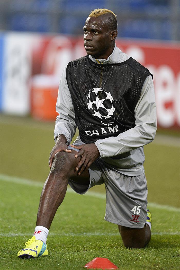 El jugador del Liverpool Mario Balotelli calienta durante el entrenamiento del equipo en el estadio St. Jakob-Park, en Basilea, Suiza. Fuente: EFE