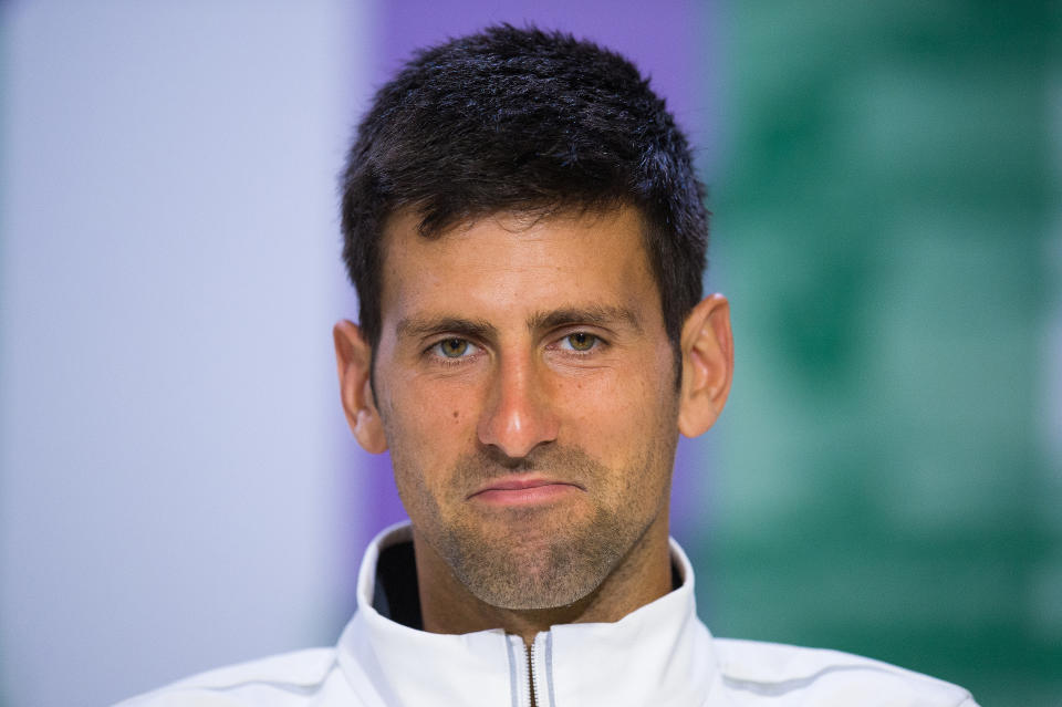 <p>Une saison sans Grand Chelem remporté par le Serbe ? Ce n’était plus arrivé depuis 2010. Pire encore, Novak Djokovic n’a pas dépassé les quarts de finale d’un GC cette année, une première depuis… 2006. En perdition (ou décompression) croissante depuis sa victoire à Roland-Garros l’an passé, le “Djoker” passe une très mauvaise année 2017. Avec seulement deux maigres titres remportés en 2017, le Serbe n’est plus que l’ombre de lui-même. Blessé au coude depuis de nombreux mois, Djokovic abandonne en plein quart de finale de Wimbledon face à Tomas Berdych et décide, quelques jours plus tard, de mettre un terme à sa saison. Avec à peine sept mois de compétition, l’homme aux douze Grand Chelem termine tout de même la saison à la 12e place du classement ATP. Saura-t-il rebondir, comme l’ont fait Rafael Nadal et Roger Federer cette année ? On demande à voir. (<em>Photo : AFP</em>) </p>