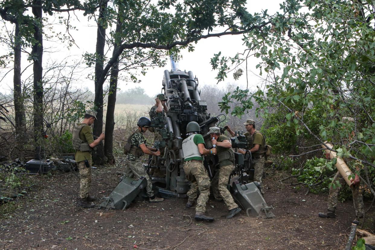 Ukraine troops fire M777 howitzer in Kharkiv