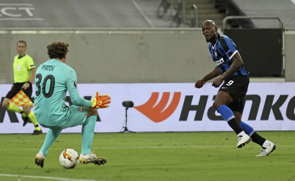Inter Milan's Romelu Lukaku, right, scores his side's fifth goal during the Europa League semifinal soccer match between Inter Milan and Shakhtar Donetsk at Dusseldorf Arena, in Duesseldorf, Germany, Monday, Aug. 17, 2020. (Lars Baron/Pool Photo via AP)