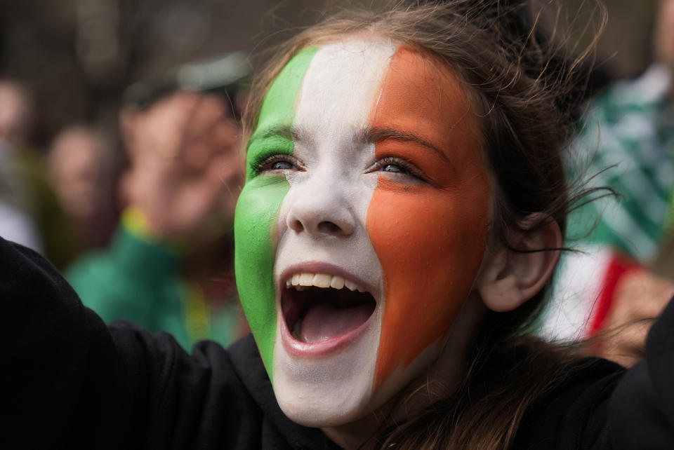 Ava Impell, de 11 años de edad, durante el desfile por el Día de San Patricio, el sábado 16 de marzo de 2024, en Chicago. (AP Foto/Erin Hooley)