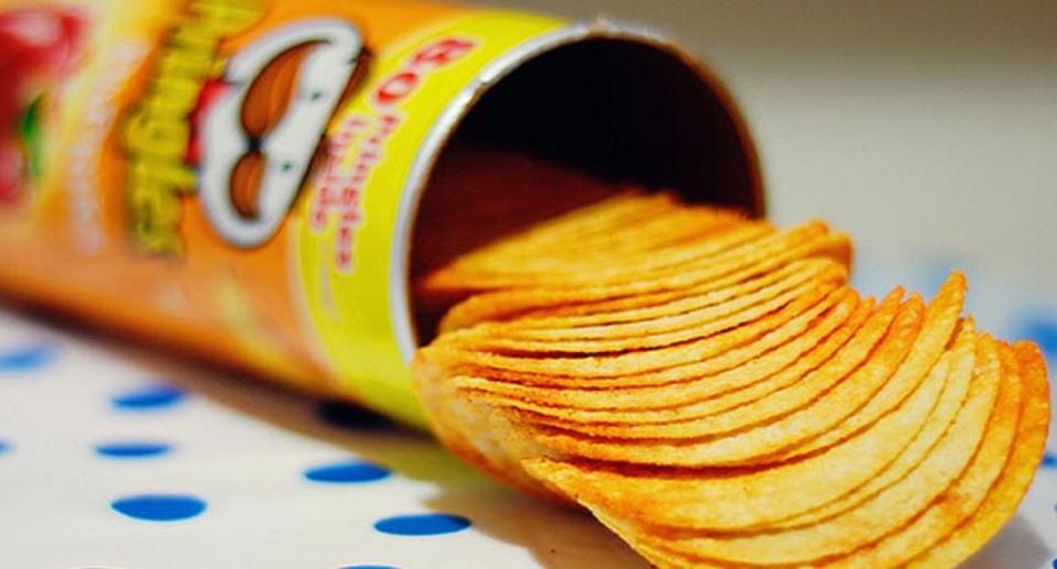 ¿Quién no ha sufrido la sensación de no alcanzar las últimas patatas de un envase de Pringles? Aquí, la solución. Foto: Twitter