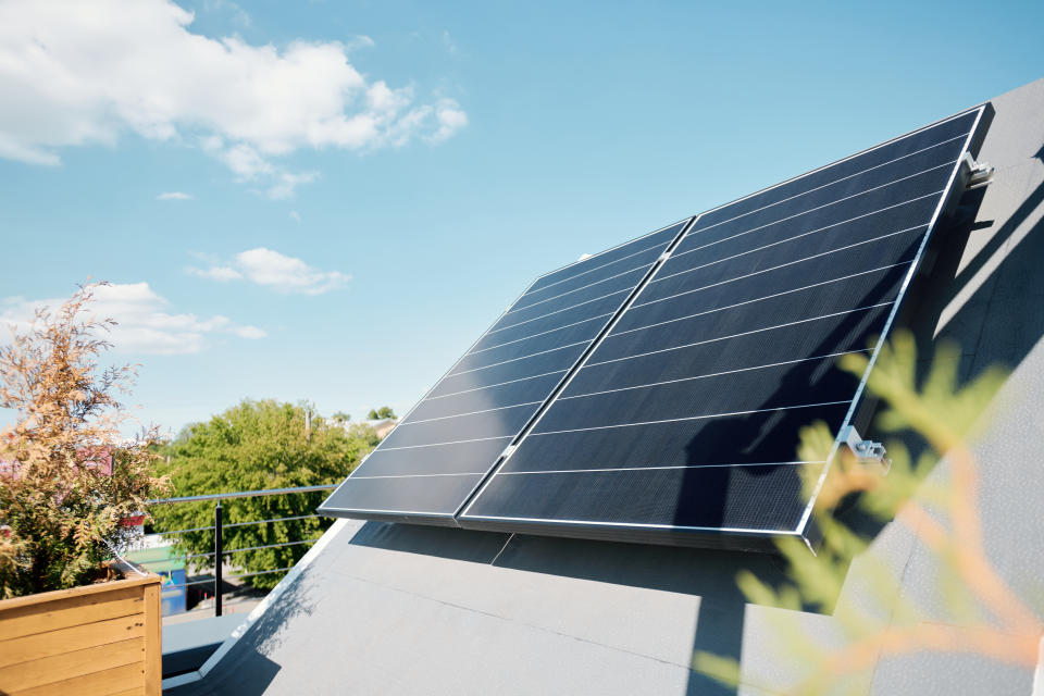 Las propiedades de este material permitirían almacenar la energía capturada en verano para poder disponer de ella durante el invierno, la estación del año en la que menos energía solar se recoge. Getty Creative.