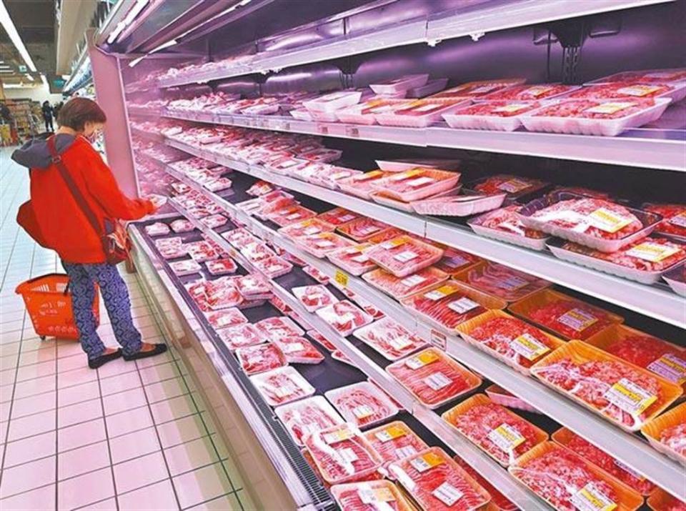 含有萊克多巴胺豬肉今年元月開放進口。圖為民眾到超市購買豬肉。（示意圖／中時資料照）
